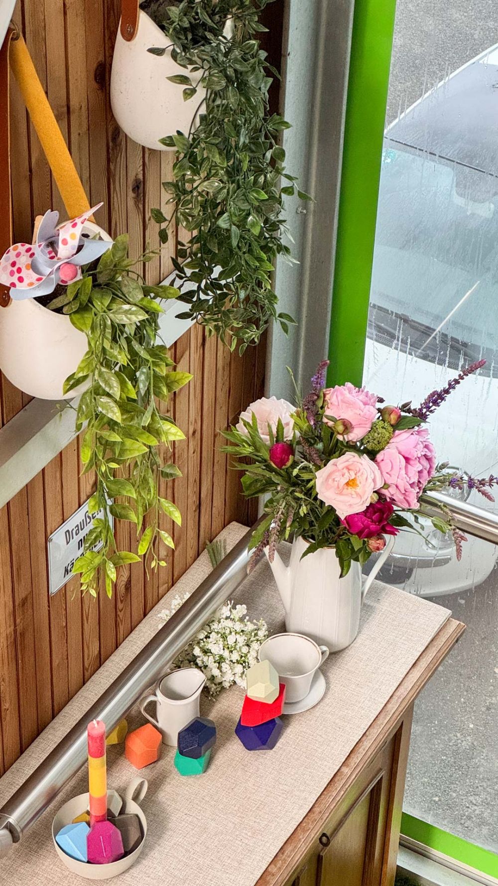 Außendeko mit Pfingstrosen