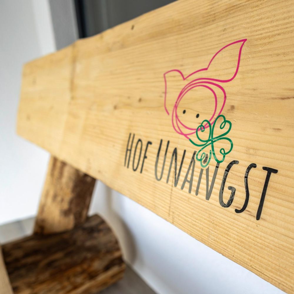 Bank mit Logo beklebt