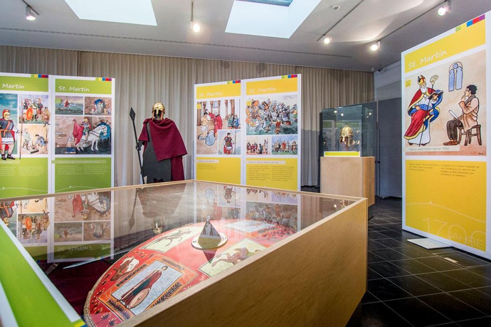 Infotafeln und Ausstellungsstücke