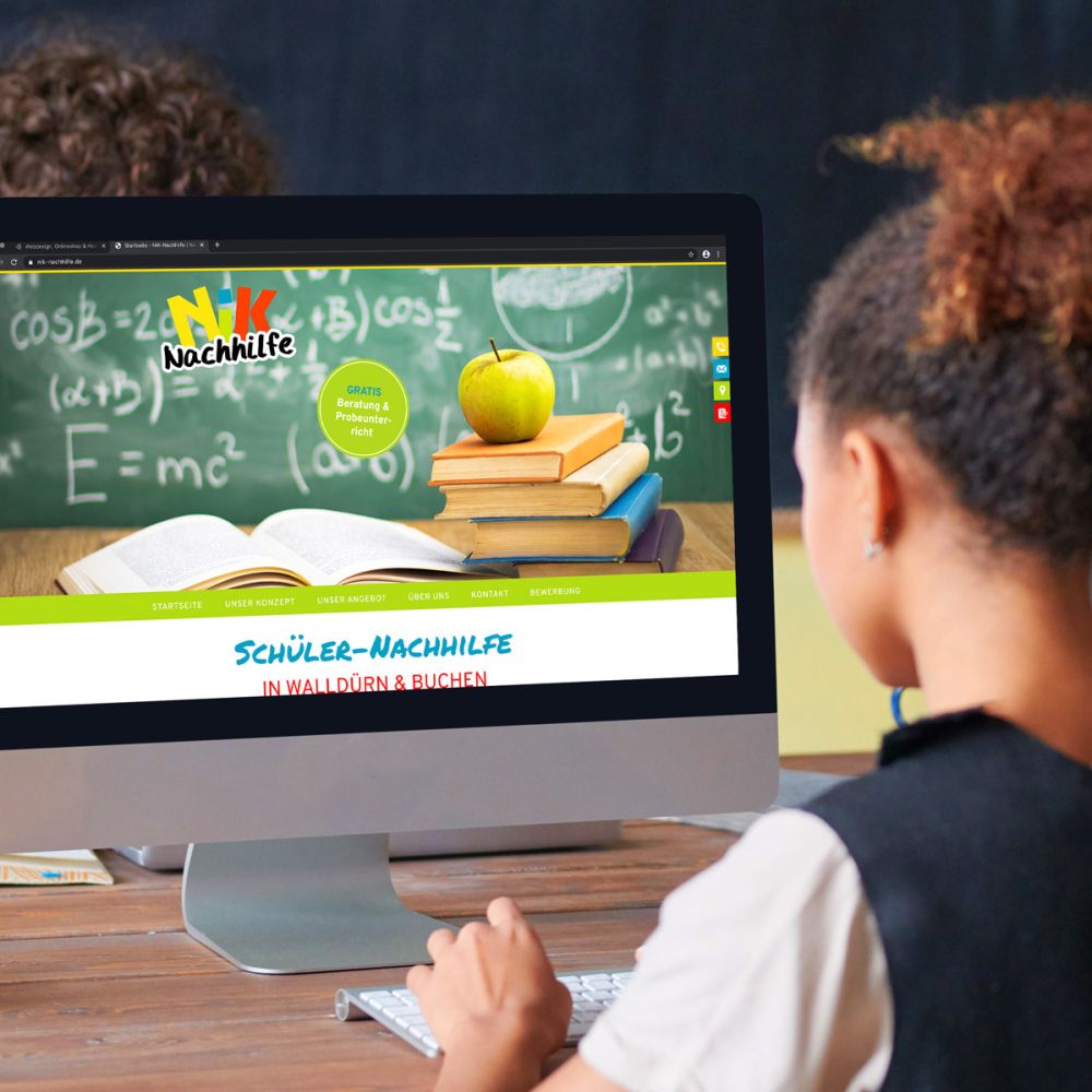 NIK Nachhilfe Webseite auf einem iMac, ein Mädchen sitzt am iMac