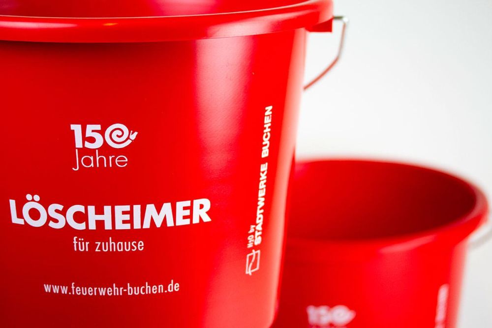 Rote "Löscheimer für zuhause" für das Jubiläum der Feuerwehr Buchen