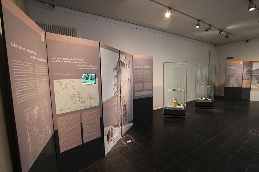 Infoaufsteller und Ausstellungsvitrinen