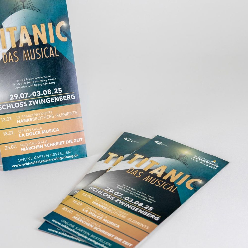 aufegstellte Flyer Titanic Musical bei den Schlossfestspielen 2025