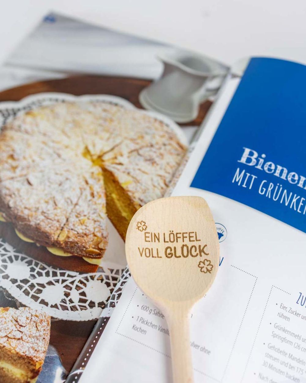 Ein Löffel Voll Glück auf dem Rezept für einen Grünkern Bienenstich