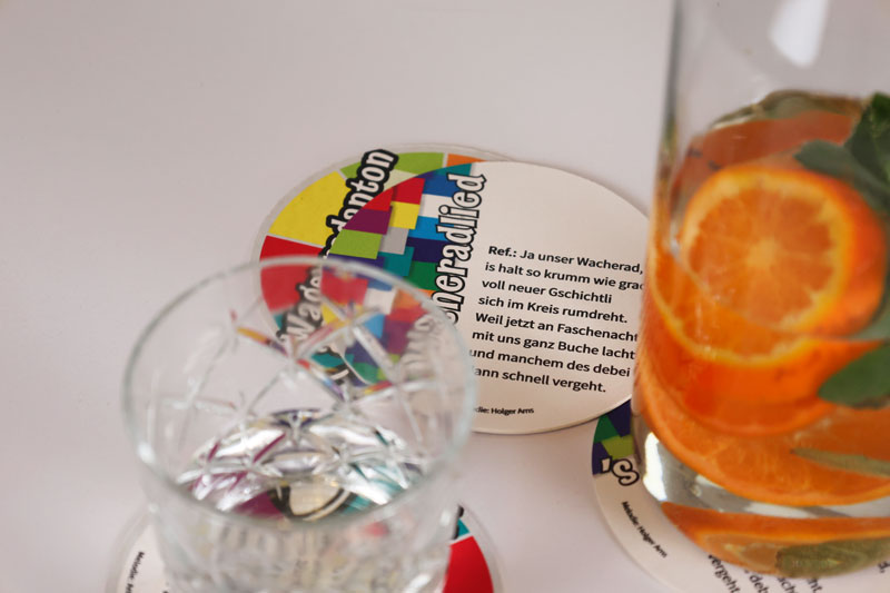 Gläser und Karaffen auf den Bierdeckeln