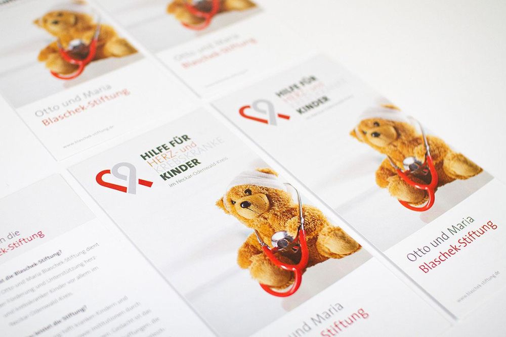 Teddybär mit Verband und Stetoskop auf dem Flyer der Blaschek Stiftung
