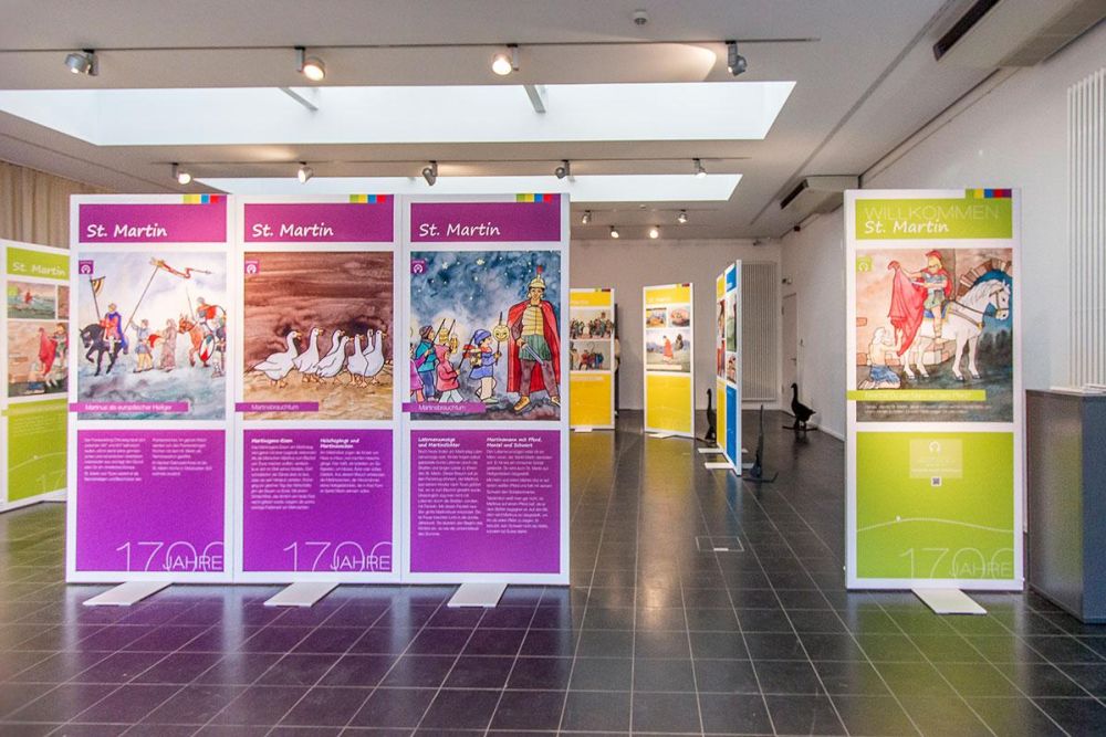 Infotafeln in lila und grün