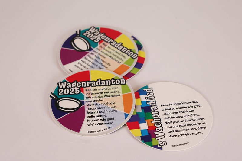 Bunte Wagenrad-Bierdeckel