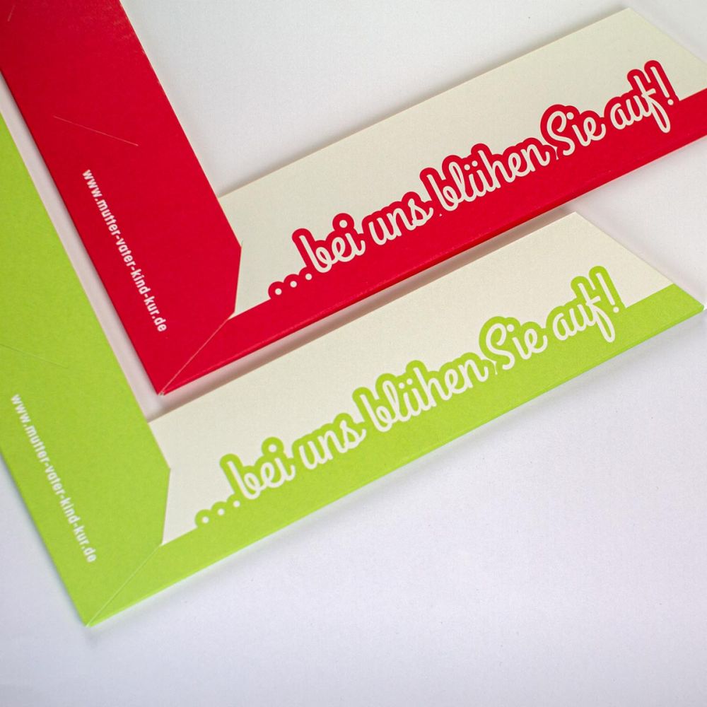 Grüne und rote Mappe für das Gesundheitszentrum an der Höhle