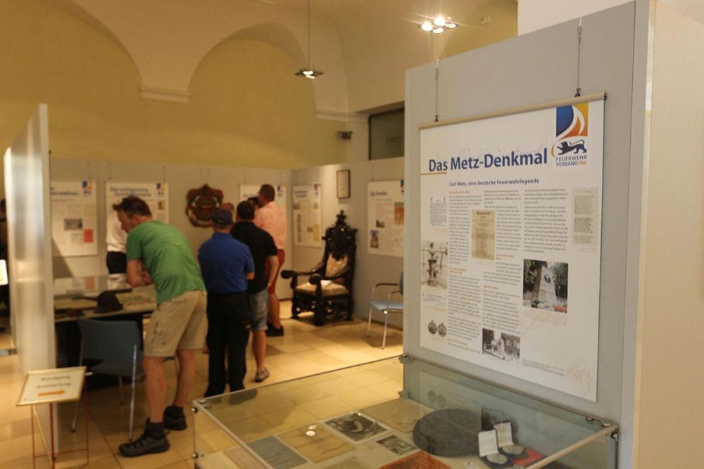 Infotafeln und Schaukästen bei der Carl Metz Ausstellung