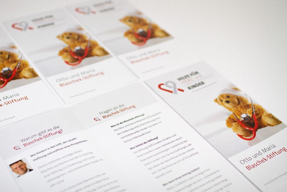 Flyer Blaschek Stiftung mit Teddybär