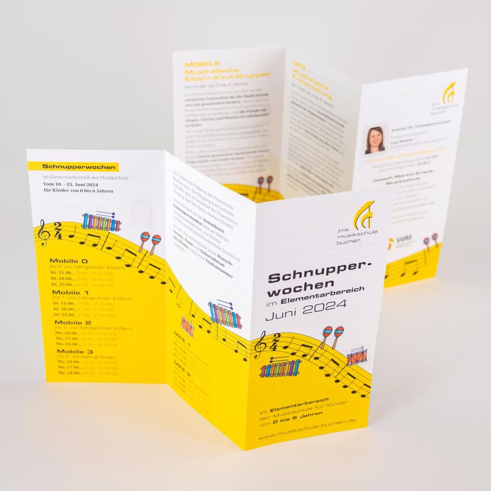 Flyer aufgestellt und aufgefaltet von oben