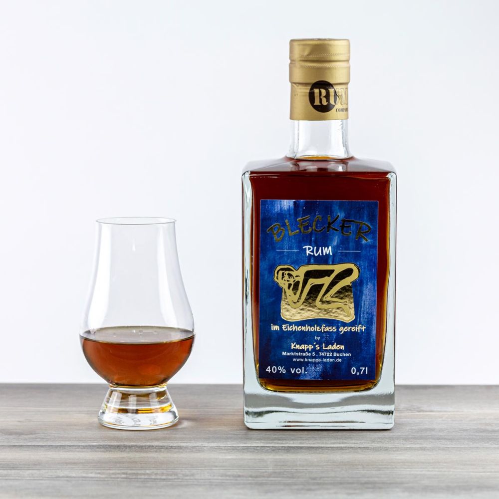 Rumglas und Blecker Rum Flasche mit blau goldenem Etikett