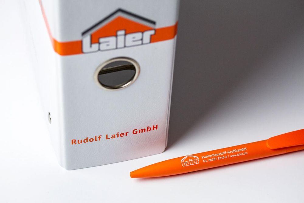 Ordner und Kugelschreiber für Laier