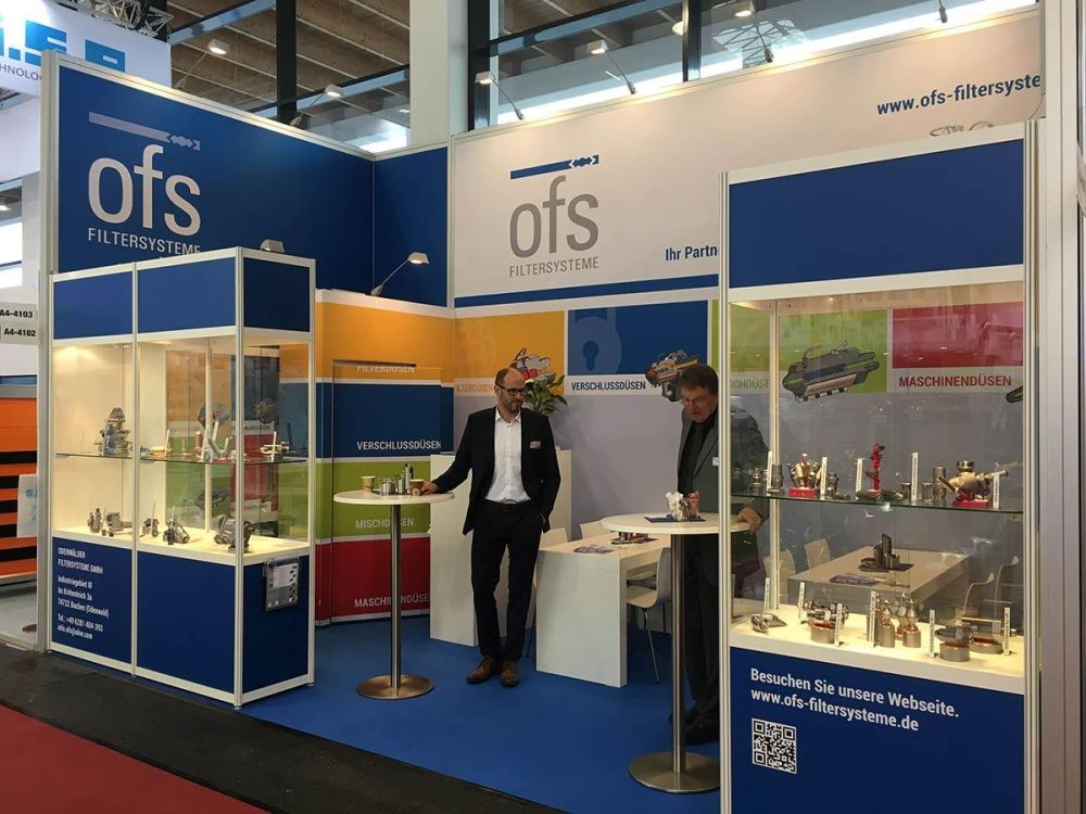 OFS Messestand mit Wänden und Vitrinen