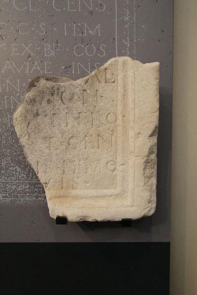 Überbleibsel alter Inschriften in Stein