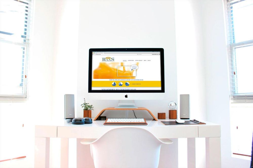 Webseite auf einem iMac auf einem Schreibtisch