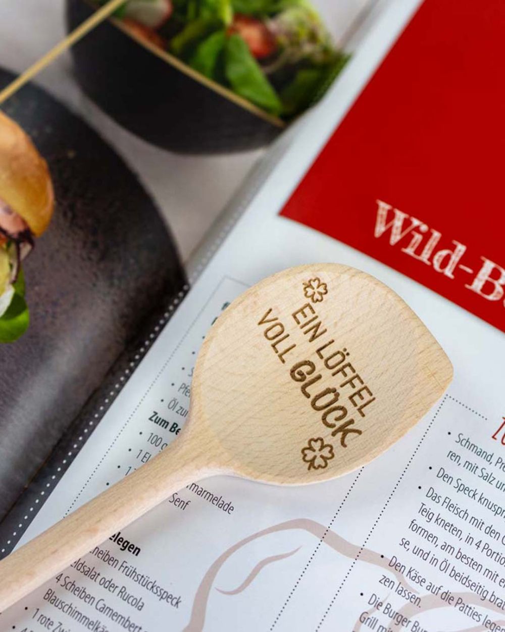 Gravierter Holzkochlöffel mit Kochbuch