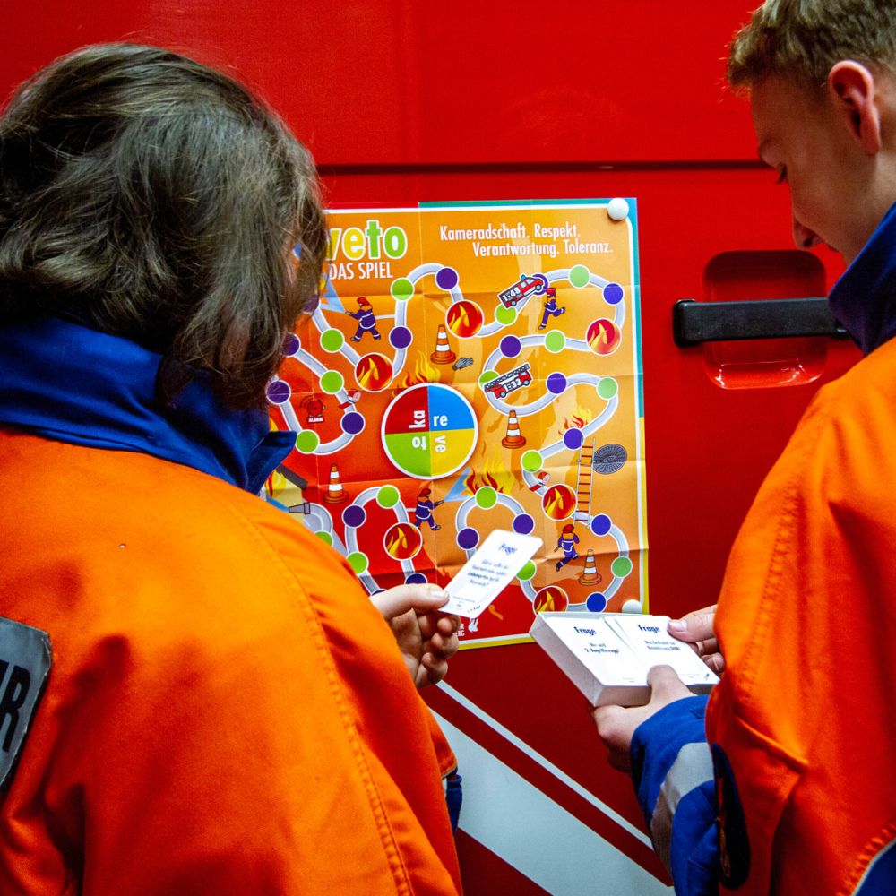 Jugendfeuerwehrler spielen das KaReVeTo Spiel