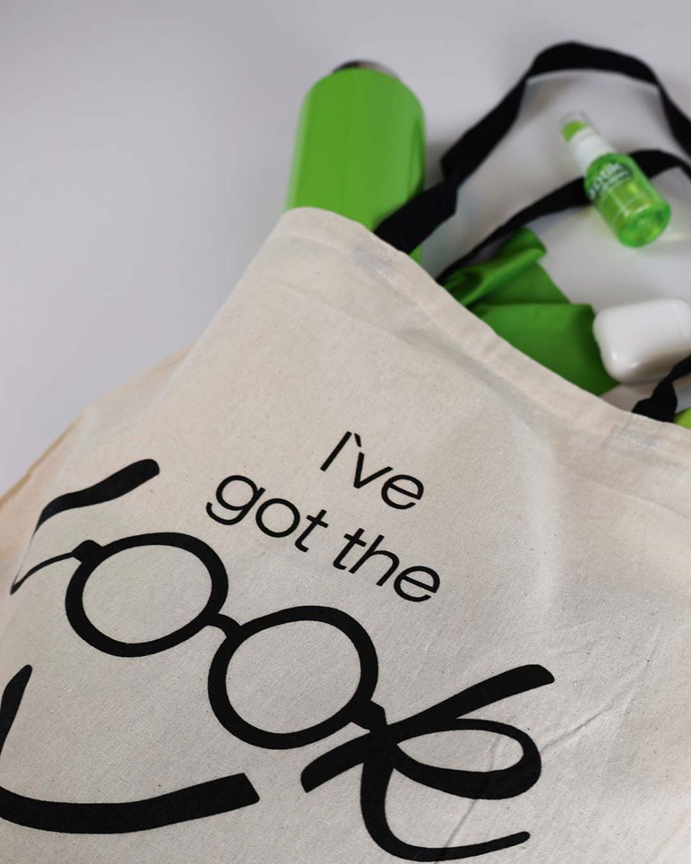 Tasche und grüner Tascheninhalt