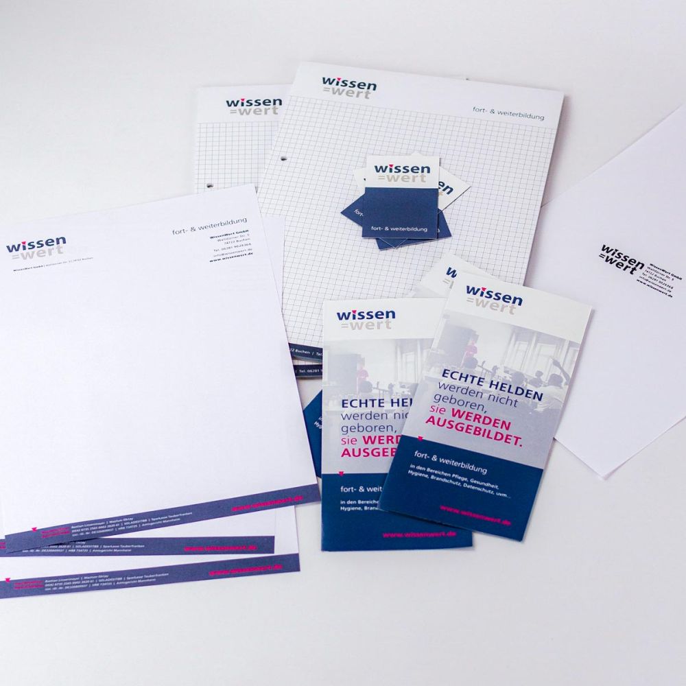 Geschäftsausstattung für Wissenwert in Blau und Pink