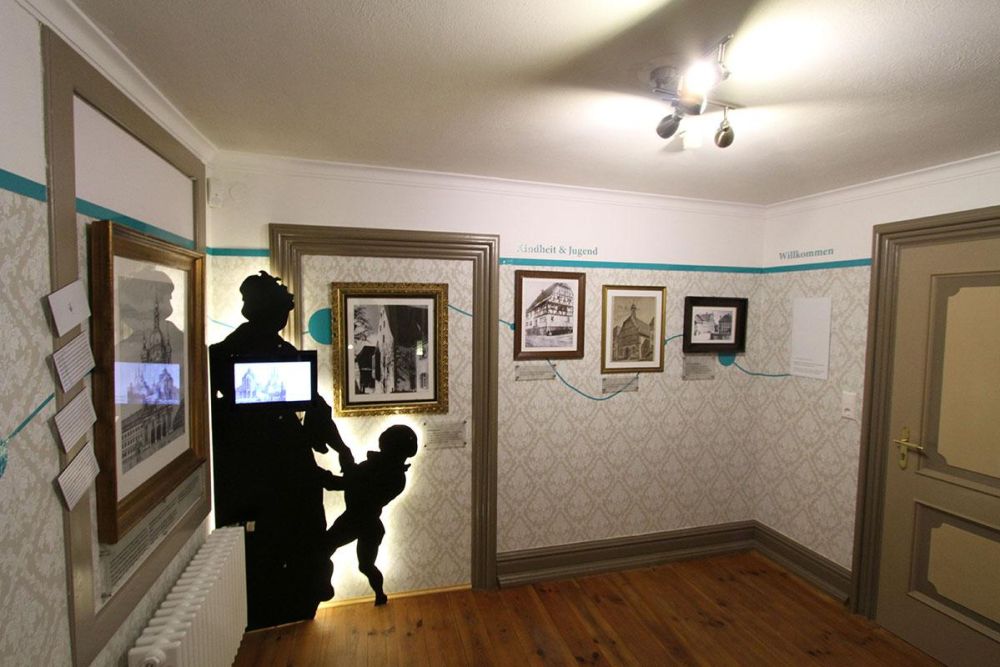 Figuren, Bildschirme und ein Zeitstrahl zu Joseph Martin Kraus