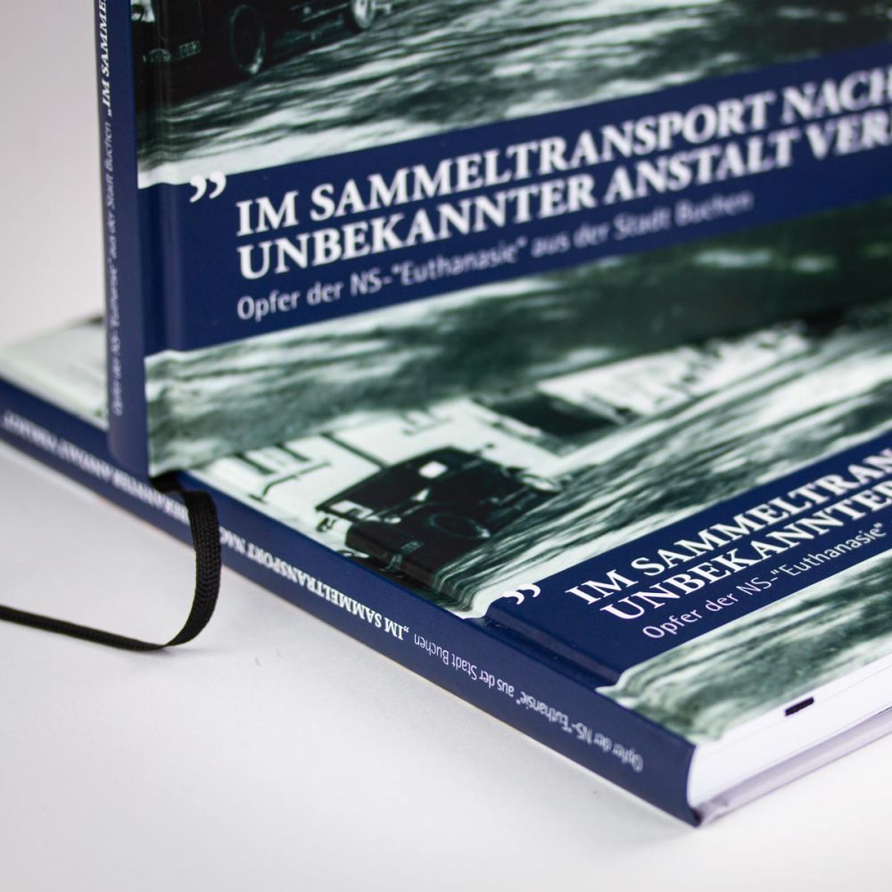 Bücher zur NS-"Euthanasie"in Buchen aufeinander gestellt