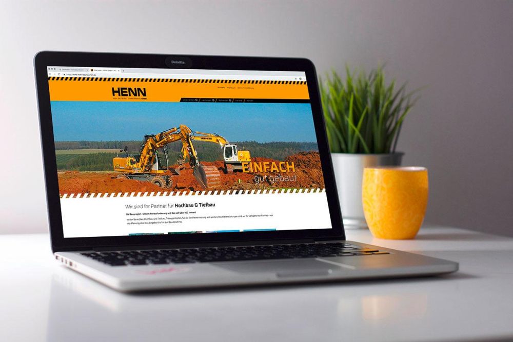 Henn Bau Webseite auf einem Laptop