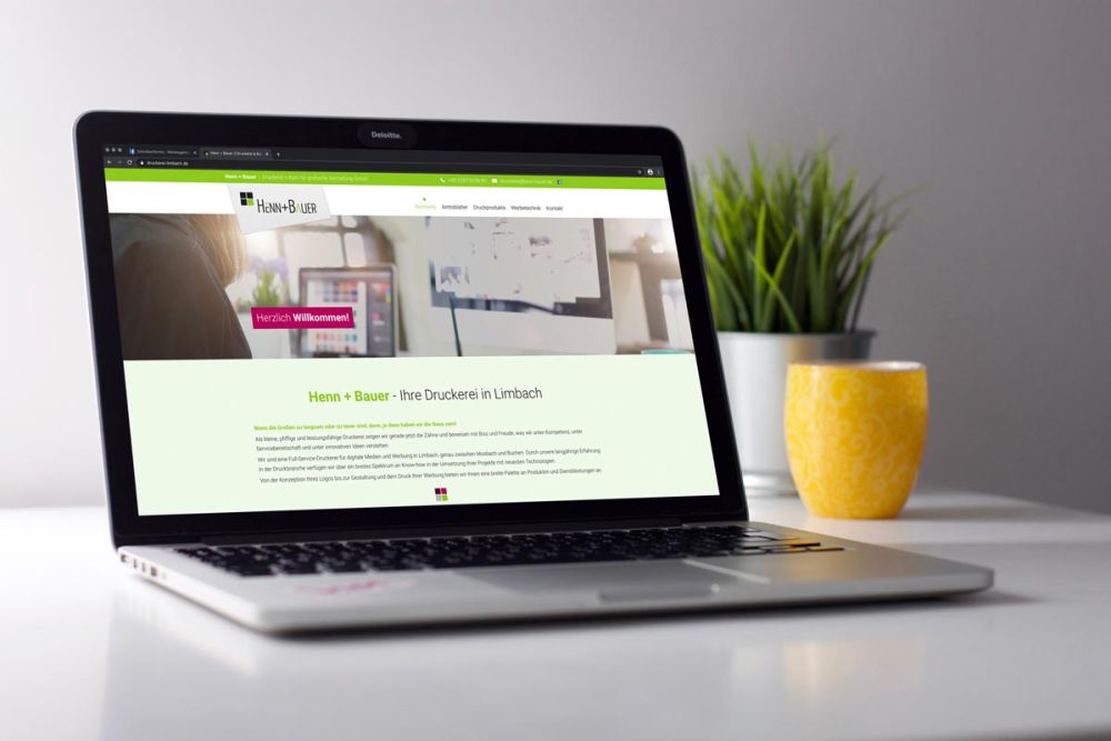 Webseite Henn+Bauer auf einem Laptop