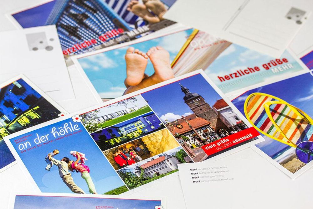 Postkarten mit Urlaubsmotiven vom Gesundheitszentrum an der Höhle