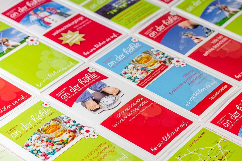 Verschiedene Flyer für das Gesundheitszentrum an der Höhle