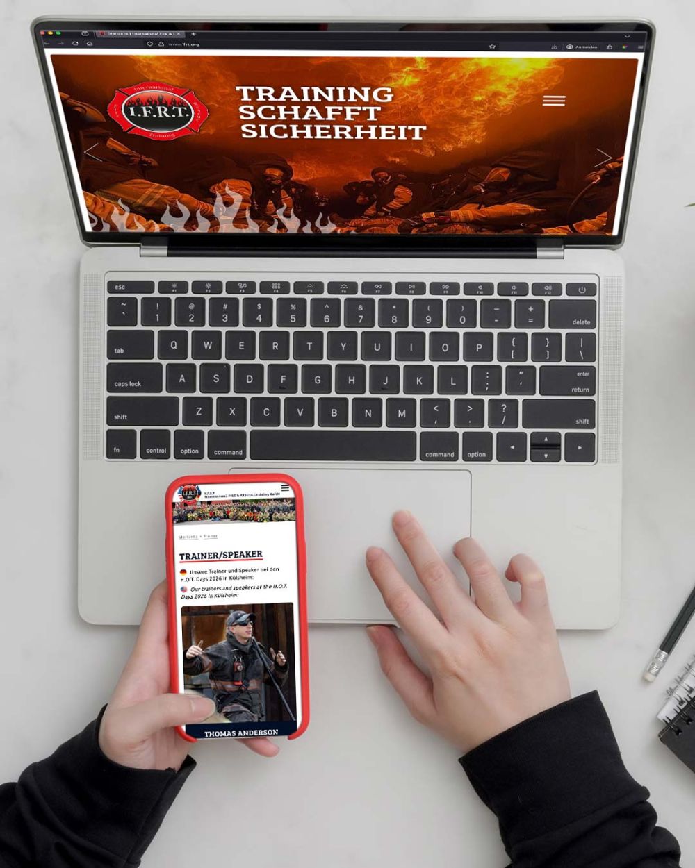 Webseite IFRT auf dem Laptop und Hotdays Seite auf dem Handy