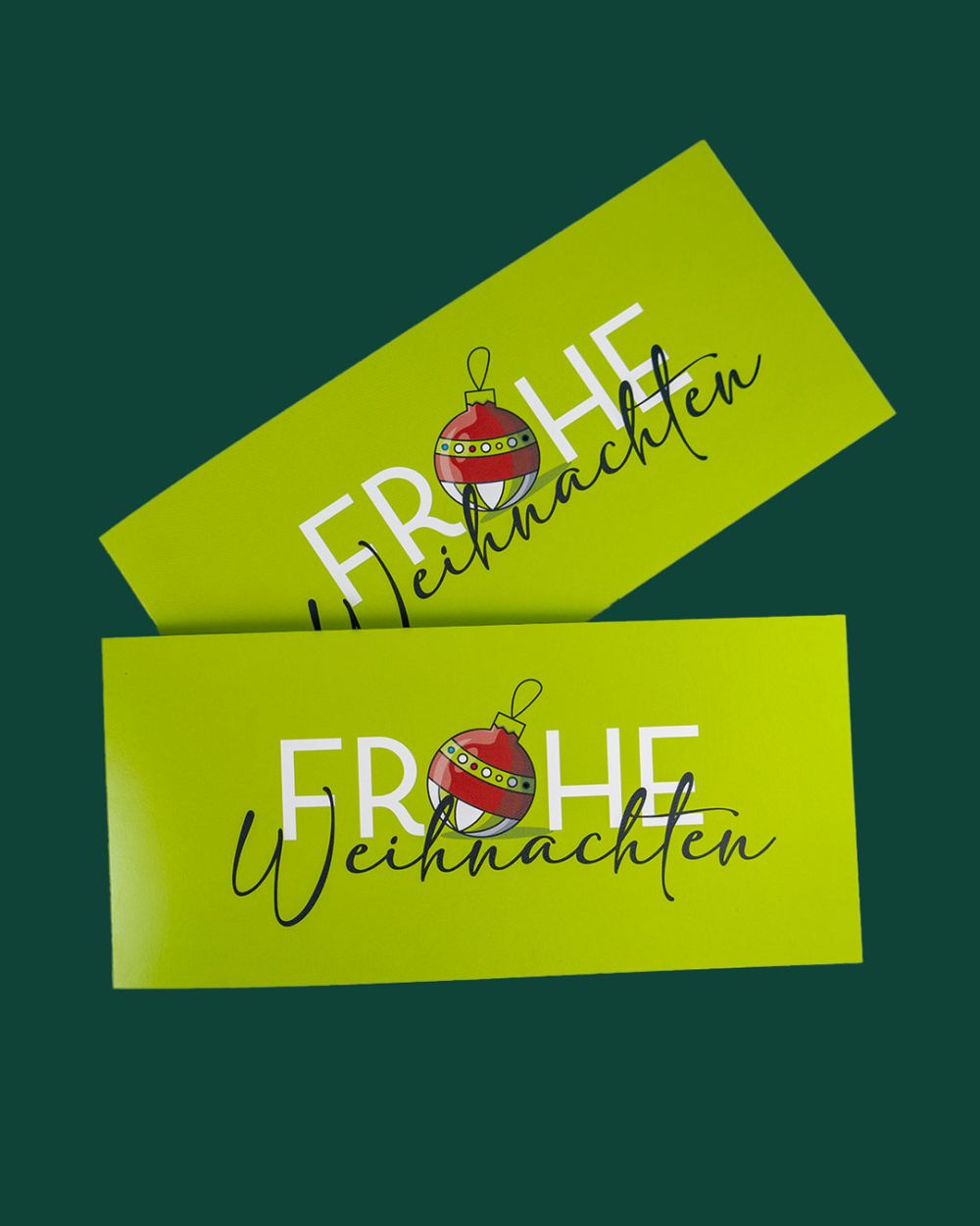 Weihnachtskarten mit Frohe Weihnachten und einer Kugel als O