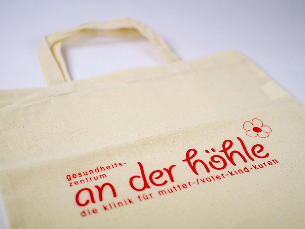 Stofftasche mit dem Logo des Gesundheitszentrums an der höhle