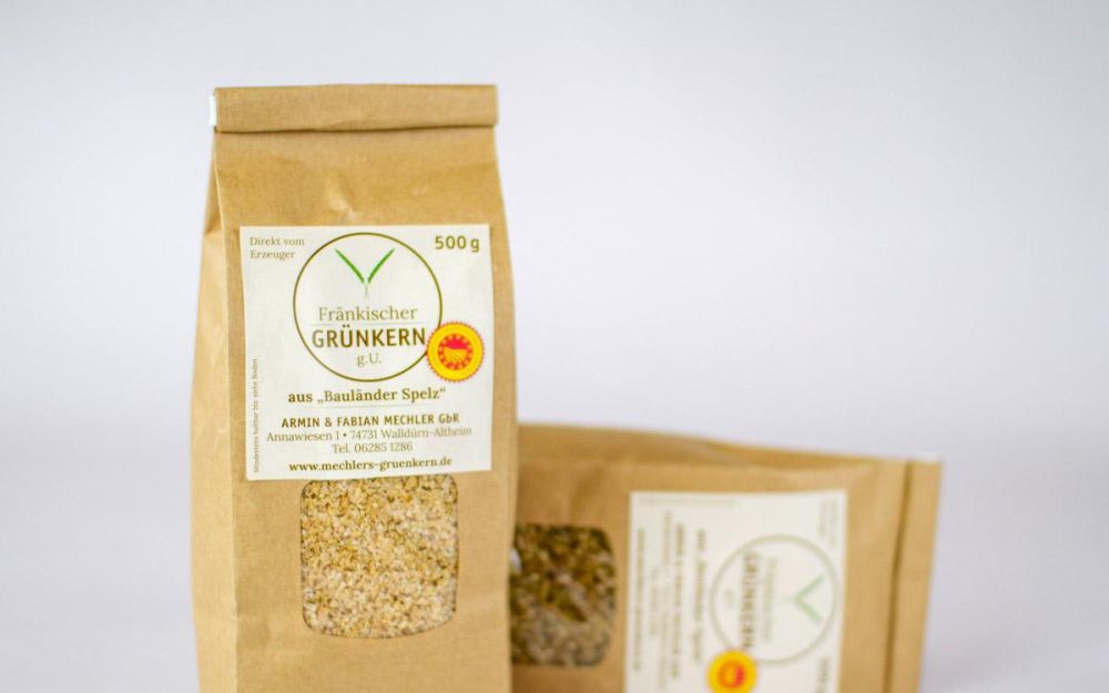Grünkern als Schrot oder ganz in Papiertüten