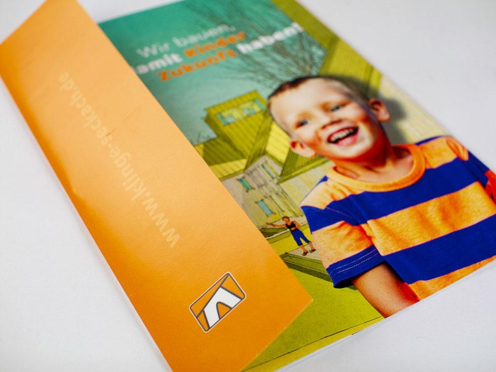 Überlappender Flyer für das Kinder- und Jugenddorf Klinge