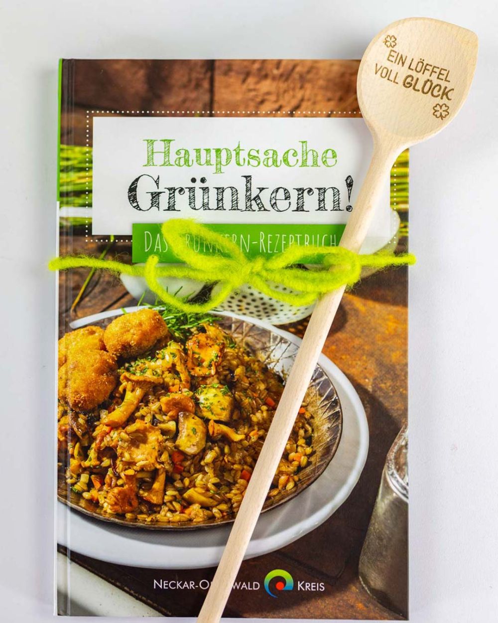Kochbuch Hauptsache Grünkern in Geschenkverpackung mit Holzkochlöffel