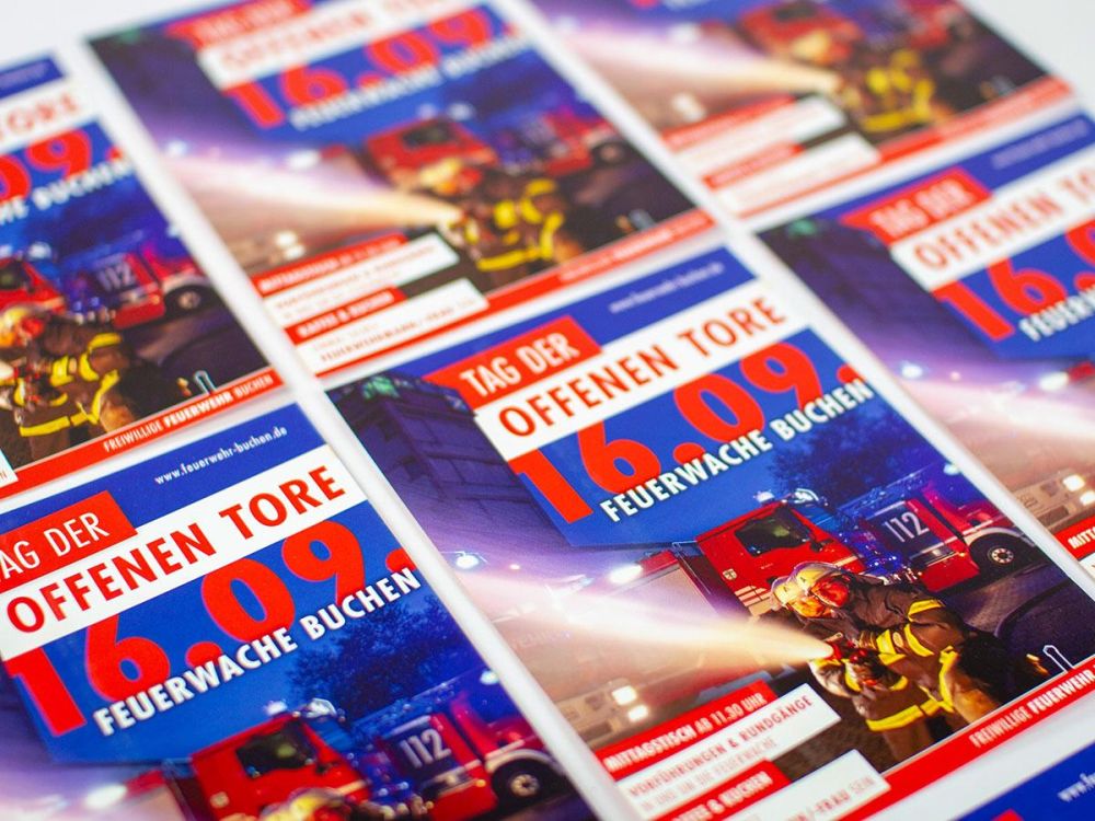 Plakate in Blau und rot zum Tag der offenen Tore bei der Feuerwehr Buchen