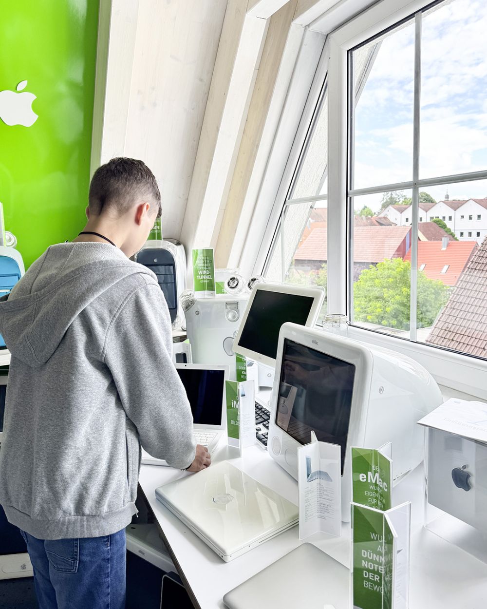 Junge sortiert Macs