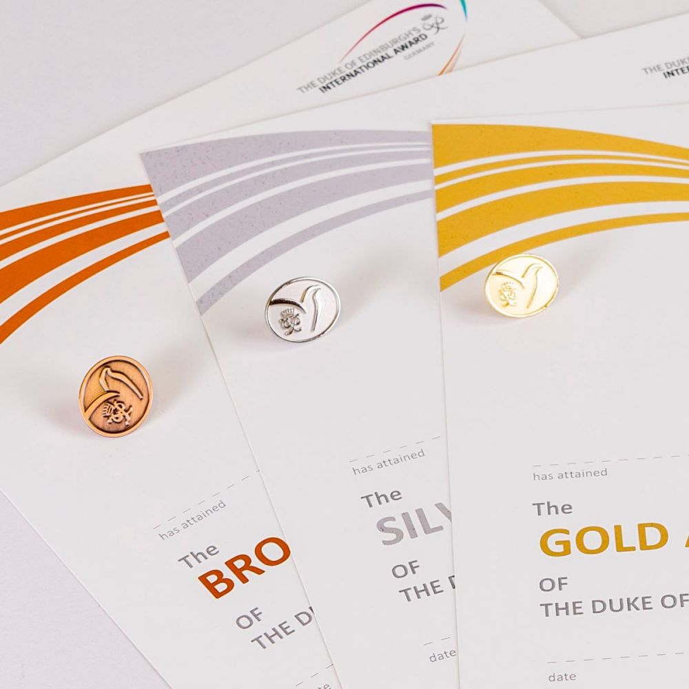 Urkunden und Pins für den Duke Award