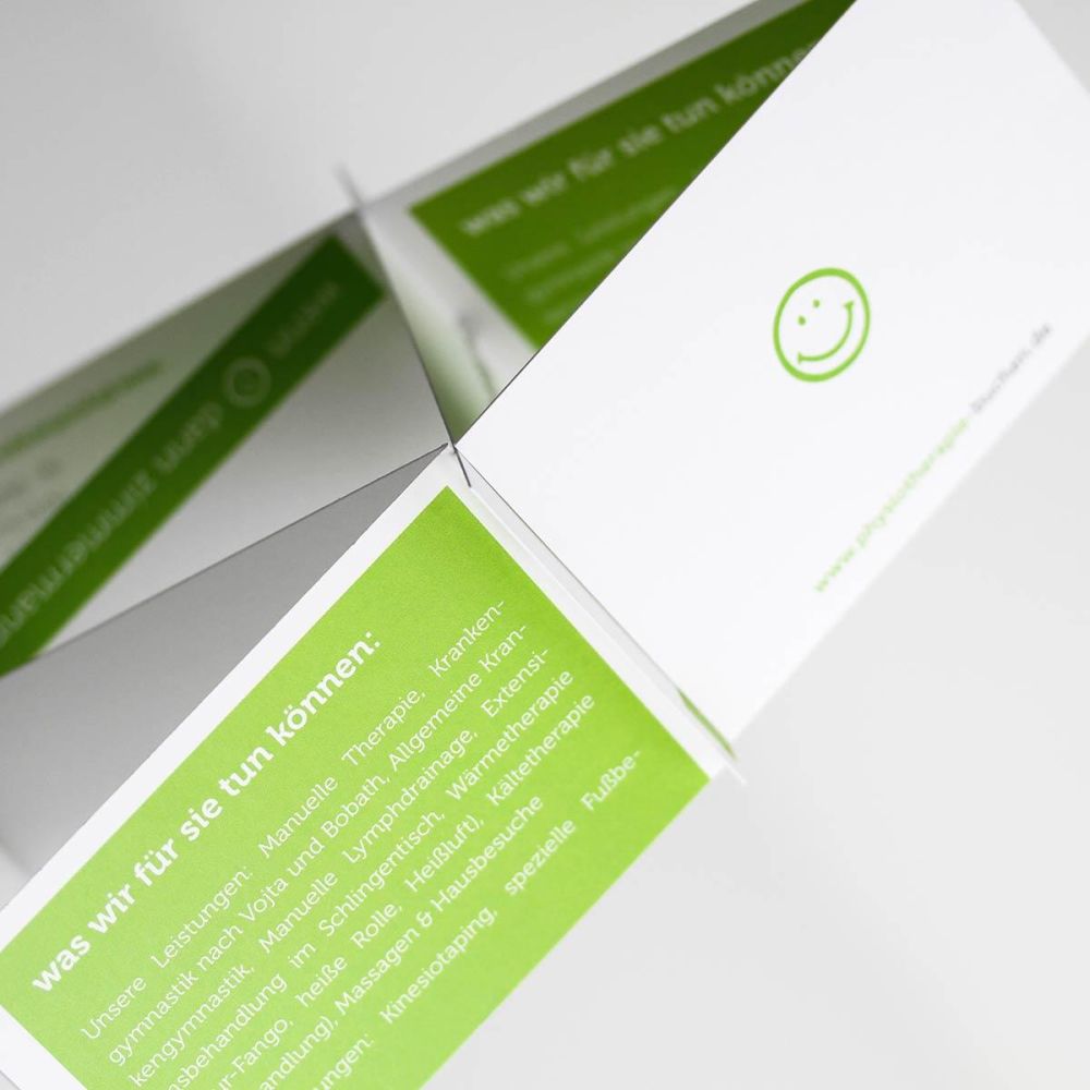 Klappvisitenkarten wie ein Kartenhaus aufgestellt