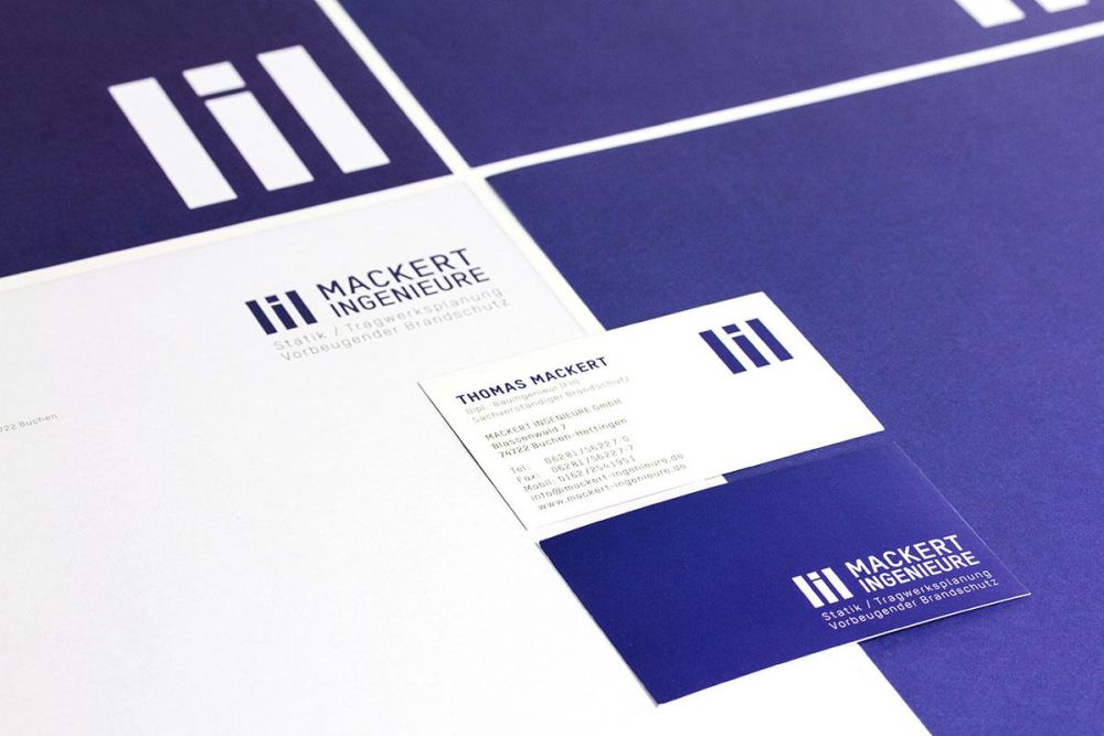 Briefpapier und Visitenkarten für Mackert Ingenieure mit weißer Vorder- und blauer Rückseite