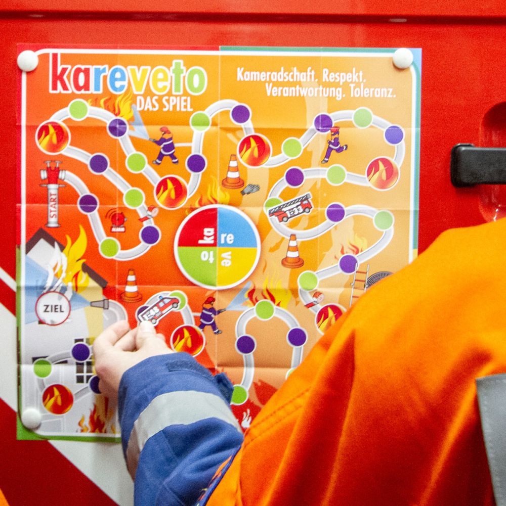 KaReVeTo Spielplan mit Magneten an einem Feuerwehrauto befestigt