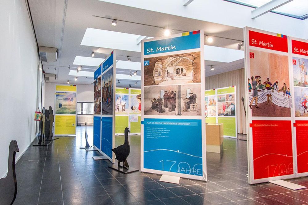 Infotafeln in rot, blau, grün und gelb mit Bildern und Texten