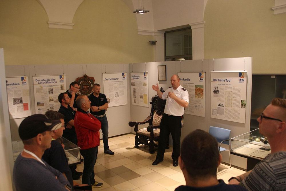 Besucher bei der Carl Metz Ausstellung