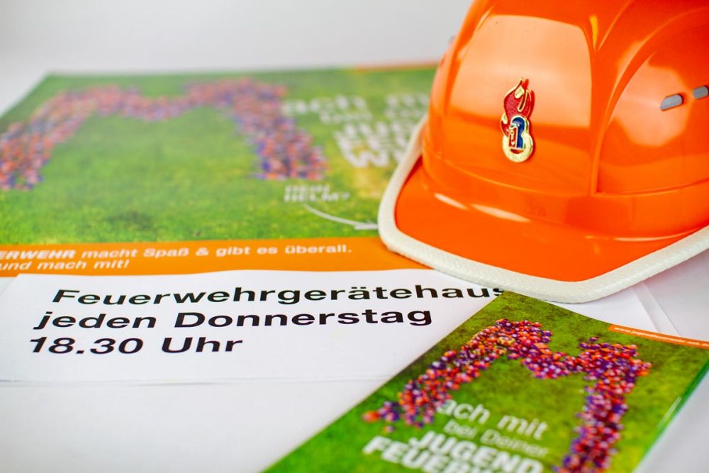 Plakat, Flyer und Jugendfeuerwehrhelm