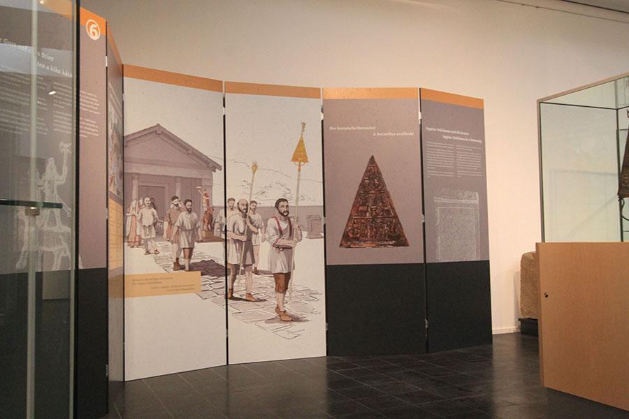 Infoaufsteller mit Bildern und Texten