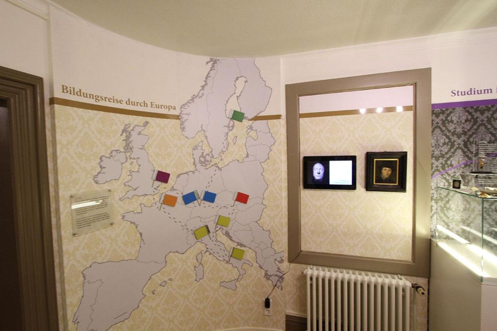 Landkarte mit Fähnchen und digitaler Erklärung im Bezirksmuseum