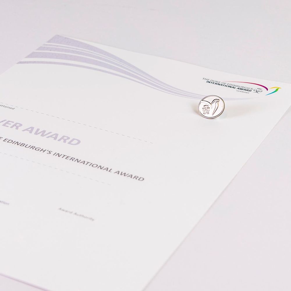 Silberne Urkunde und Pin