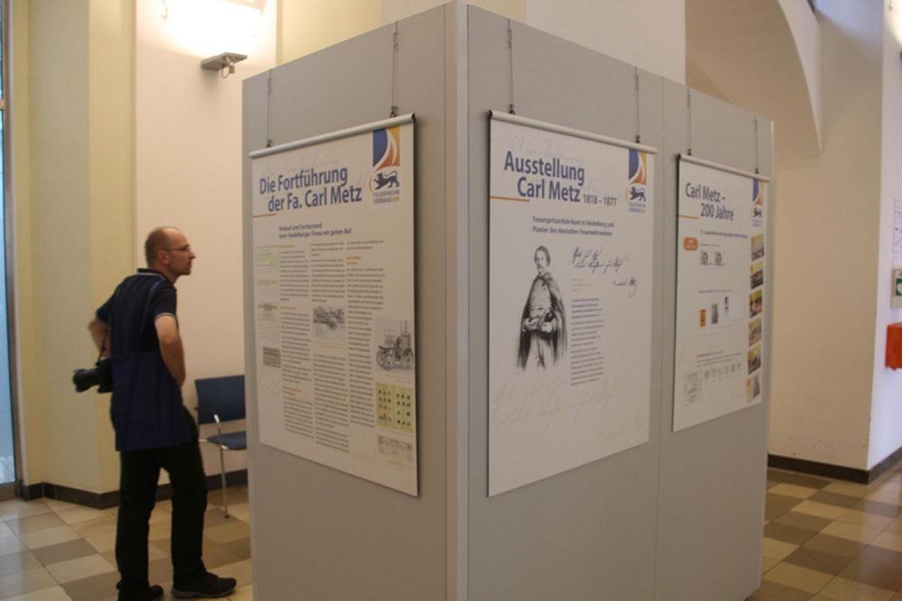 Infoschilder im Corporate Design für die Carl Metz Ausstellung 